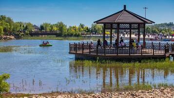 Un mirador sobre un lago con gente cerca.