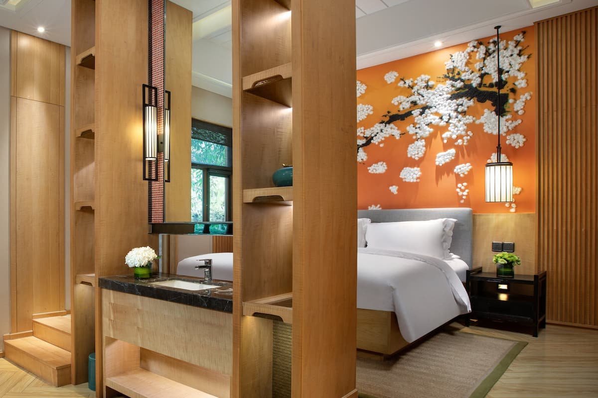 Suite, 1Â King-Bett (Courtyard Access)
