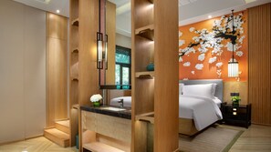 Suite, 1 King Bed (Courtyard Access) | Premium bedding, memory foam beds, minibar, in-room safe - Holiday Inn Dalian Hot Spring by IHG (Dalian)