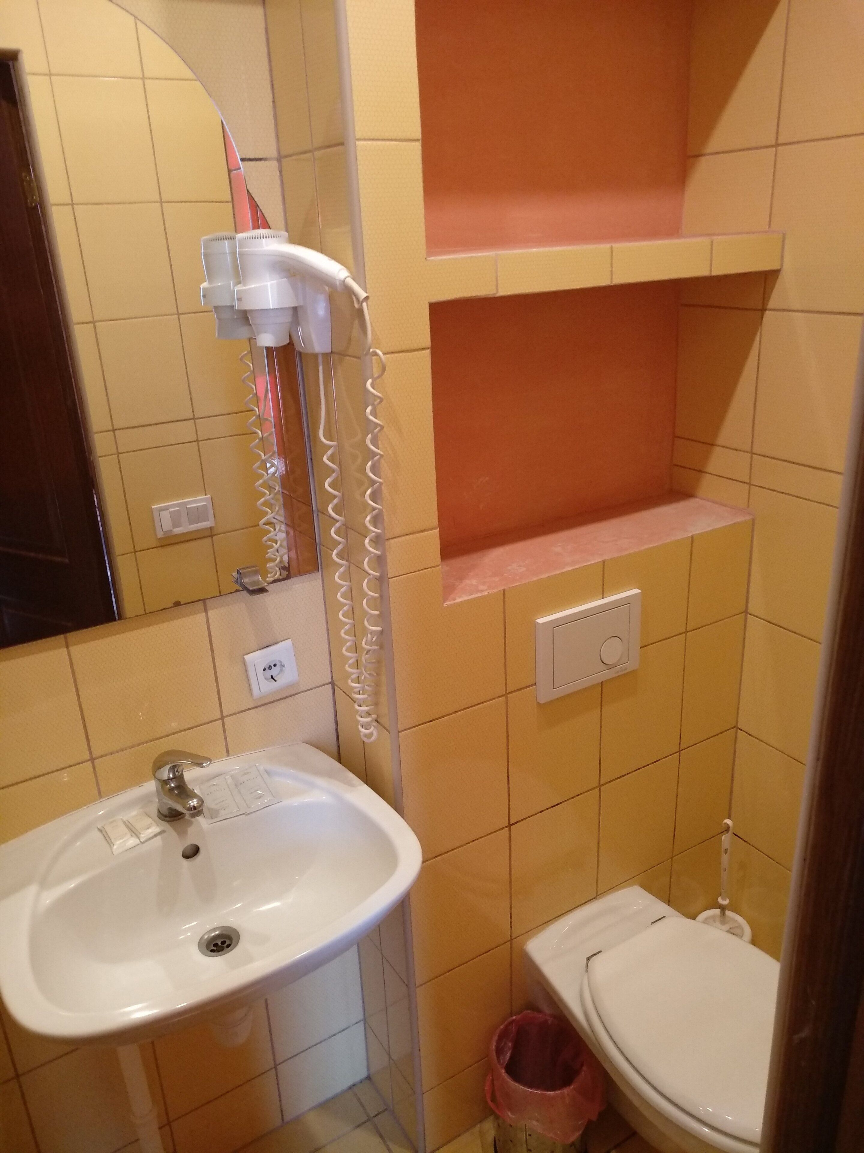 comfort double room | bathroom | towels, toilet paper