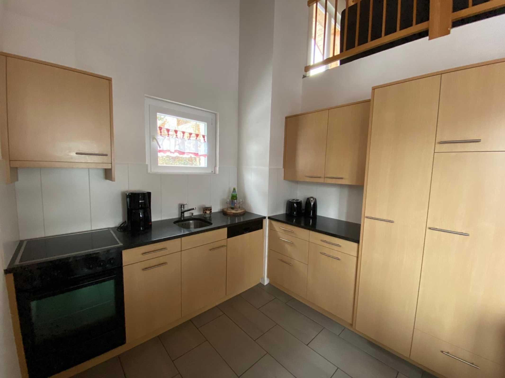 Jääkaappi, uuni, astianpesukone, syöttötuoli