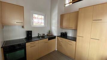 KĂŒhlschrank, Ofen, GeschirrspĂŒler, Hochstuhl