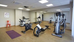 A gym with stationary bikes, treadmills, and elliptical machines. - Nemea Beaux arts (Montpellier)