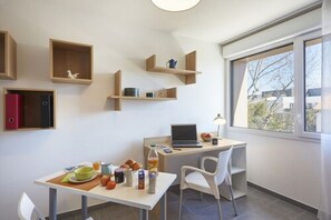 Estudio estándar | Escritorio y espacio para trabajar con laptop 