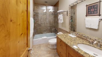 Bañera con ducha, secador de pelo