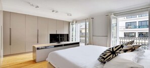 3 bedrooms, in-room safe, desk, iron/ironing board