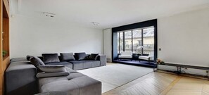 Smart TV, fireplace, DVD player, offices