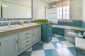 Shower, free toiletries, hair dryer, bidet