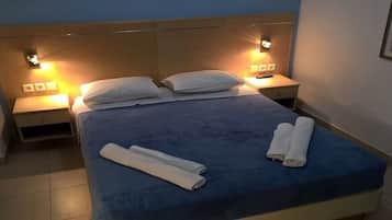 Standaard kamer, 1 twee- of 2 eenpersoonsbedden | Luxe beddengoed, pillowtop-bedden, een minibar, een kluis op de kamer