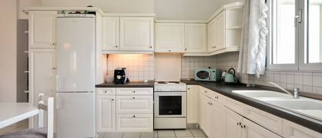 Villa, 3 Bedrooms | Private kitchen | Full-size fridge, microwave, oven, stovetop