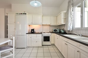 Villa, 3 slaapkamers | Privékeuken | Een koelkast met diepvriezer, een microgolfoven, een oven, een kookplaat