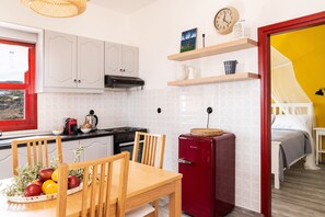 Minijääkaappi, liesi, vedenkeitin, leivänpaahdin
