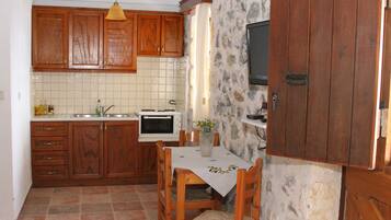 Fridge, oven, stovetop, cookware/dishes/utensils