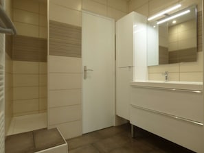 Douche, sèche-cheveux