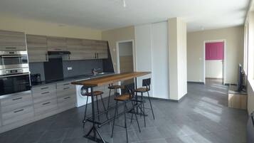 Køleskab, mikrobølgeovn, ovn, kogeplade