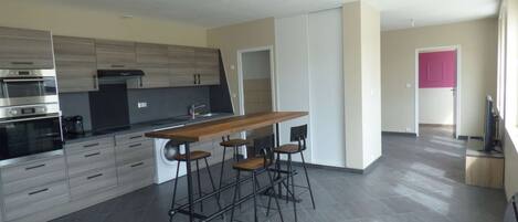 Jääkaappi, mikroaaltouuni, uuni, liesi