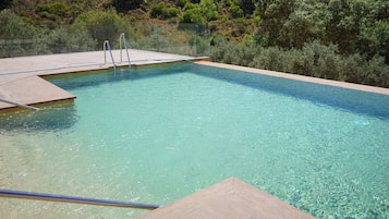 Una piscina al aire libre (de 11:00 a 19:00), tumbonas