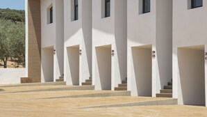 Un bâtiment moderne doté de nombreuses fenêtres et d’un toit plat.