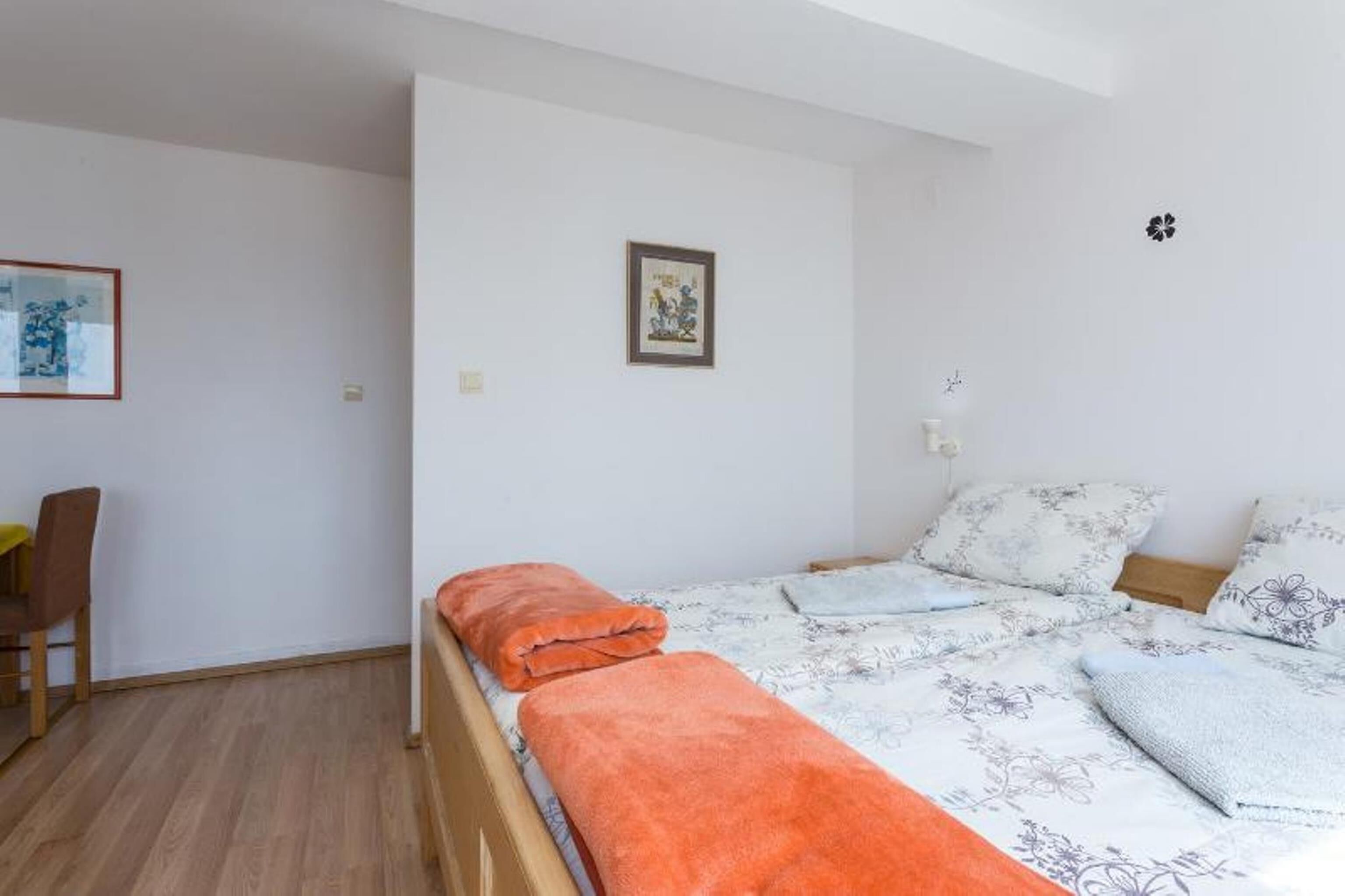 Una camera da letto con un letto, una sedia e una scrivania.