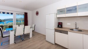 Una cocina moderna con lavavajillas, cafetera y vistas al exterior.