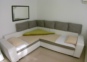 อพาร์ทเมนท์, 1 ห้องนอน, ระเบียง | ห้องนั่งเล่น