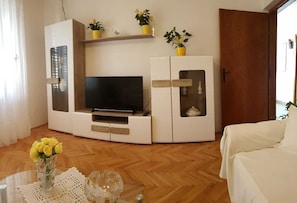 Apartment, 2 Bedrooms, Smoking, Balcony | 2 bedrooms