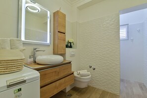 Apartment, 2 Bedrooms, Smoking, Patio | Bathroom
