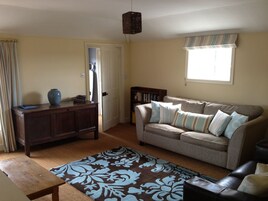 Apartamento, 1 habitación, vistas al jardín | Sala de estar | Una televisión, libros