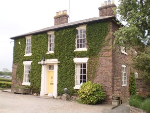 Front of property - Duken Courtyard Cottage Self Catering Holiday Cottage in Glorious Countryside (Bridgnorth)