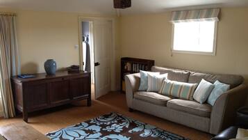 Apartment, 1 Bedroom, Garden View | Living room | TV, books