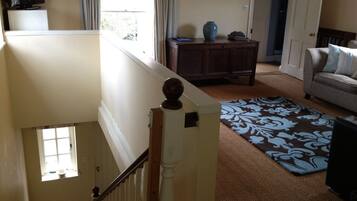 Apartemen, 1 kamar tidur, pemandangan kebun | Ruang keluarga | TV dan buku