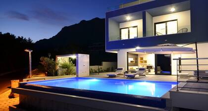 Villa Nina Makarska With Heated Infinity Pool of 33 m2 and Stunning sea Views