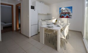 Apartment, 2 Bedrooms, Balcony, Ocean View | Interior