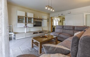 Lounge - Spacious and Comfortable Apartment in Medulin, Croatia (Medulin)