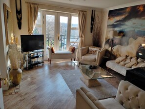 Apartment, 1 Bedroom, Smoking, Balcony | Living room | Books