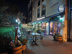Dining - Canalside Chic Your London Escape Starts Here! Wifi and Airport Transfers (Hemel Hempstead)