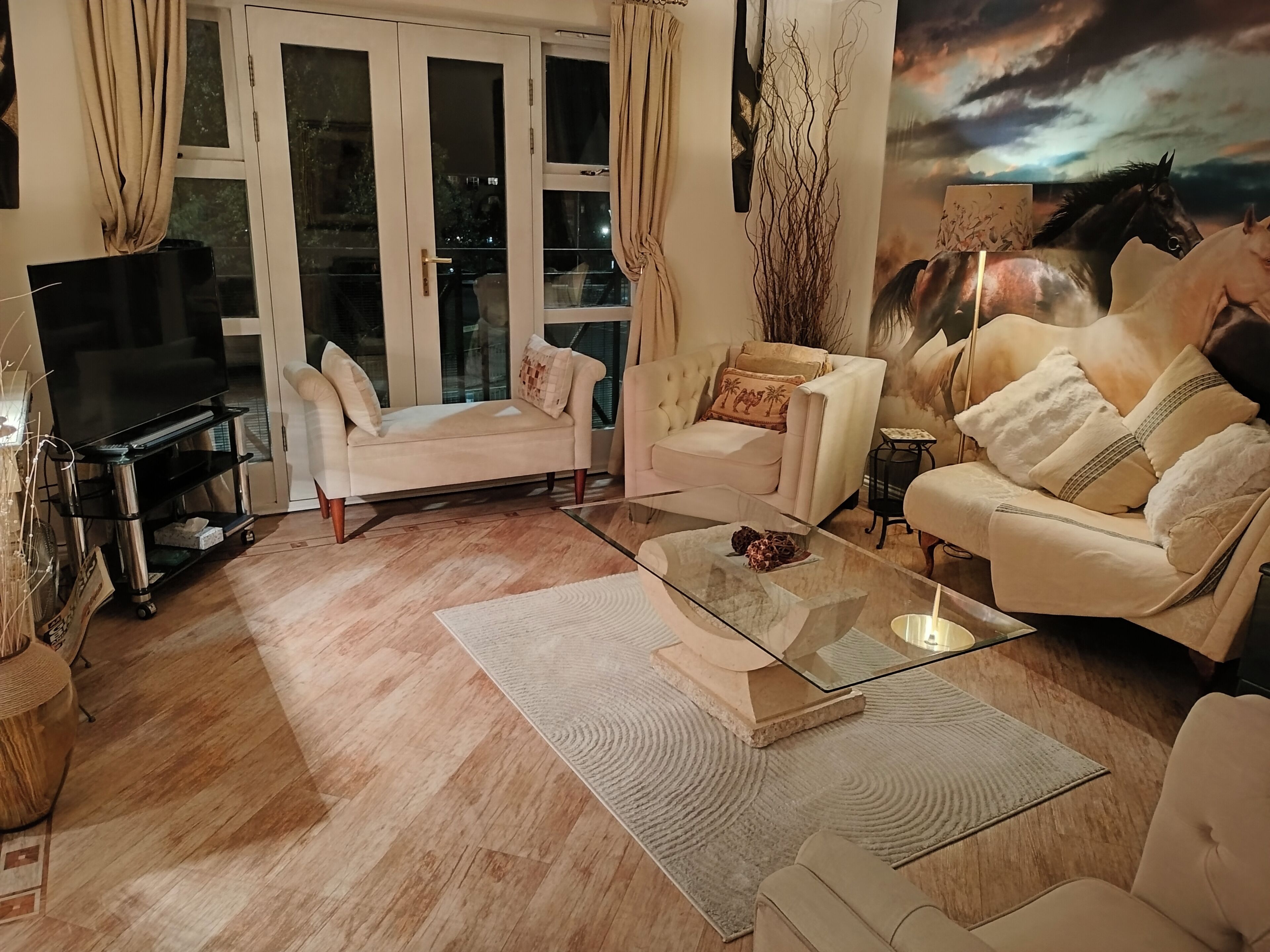 Apartment, 1 Bedroom, Smoking, Balcony | Living room | Books