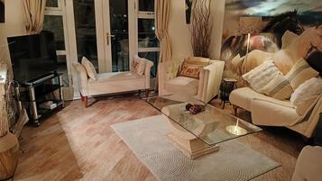 Apartment, 1 Bedroom, Smoking, Balcony | Living room | Books