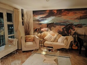 Apartment, 1 Bedroom, Smoking, Balcony | Living room | Books