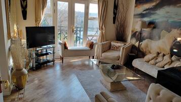 Apartment, 1 Bedroom, Smoking, Balcony | Living room | Books