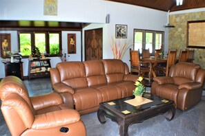 Villa, 5 Schlafzimmer, barrierefrei | Wohnzimmer | Fernseher, Bücher