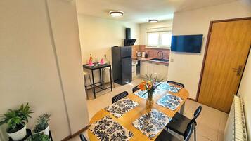 Apartment, 4 Schlafzimmer, Balkon, Gartenblick | Esszimmer