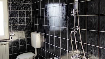 Apartment, 4 Bedrooms, Balcony, Garden View | Bathroom