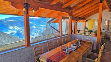 Apartment, 4 Schlafzimmer, Balkon, Gartenblick | Speisen