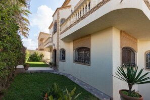 Balcony - 5 Bedroom Holiday Villa Yasmine, Perfect for Family Holidays, Near Beaches (Salé)