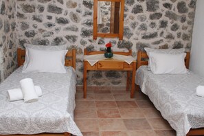 1 habitación, tabla de planchar con plancha y ropa de cama