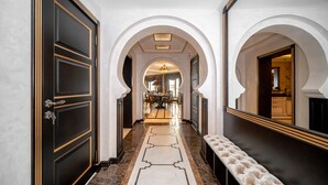 Interior entrance - Luton Vacation Shoreline Sea View Apart (Dubai)