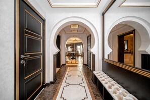 Interior entrance - Luton Vacation Shoreline Sea View Apart (Dubai)