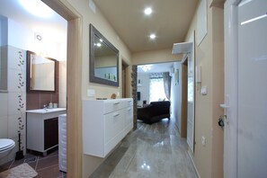 Apartment, 2 Bedrooms | Bathroom | Combined shower/tub