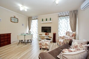 Apartment, 2 Bedrooms | Living area